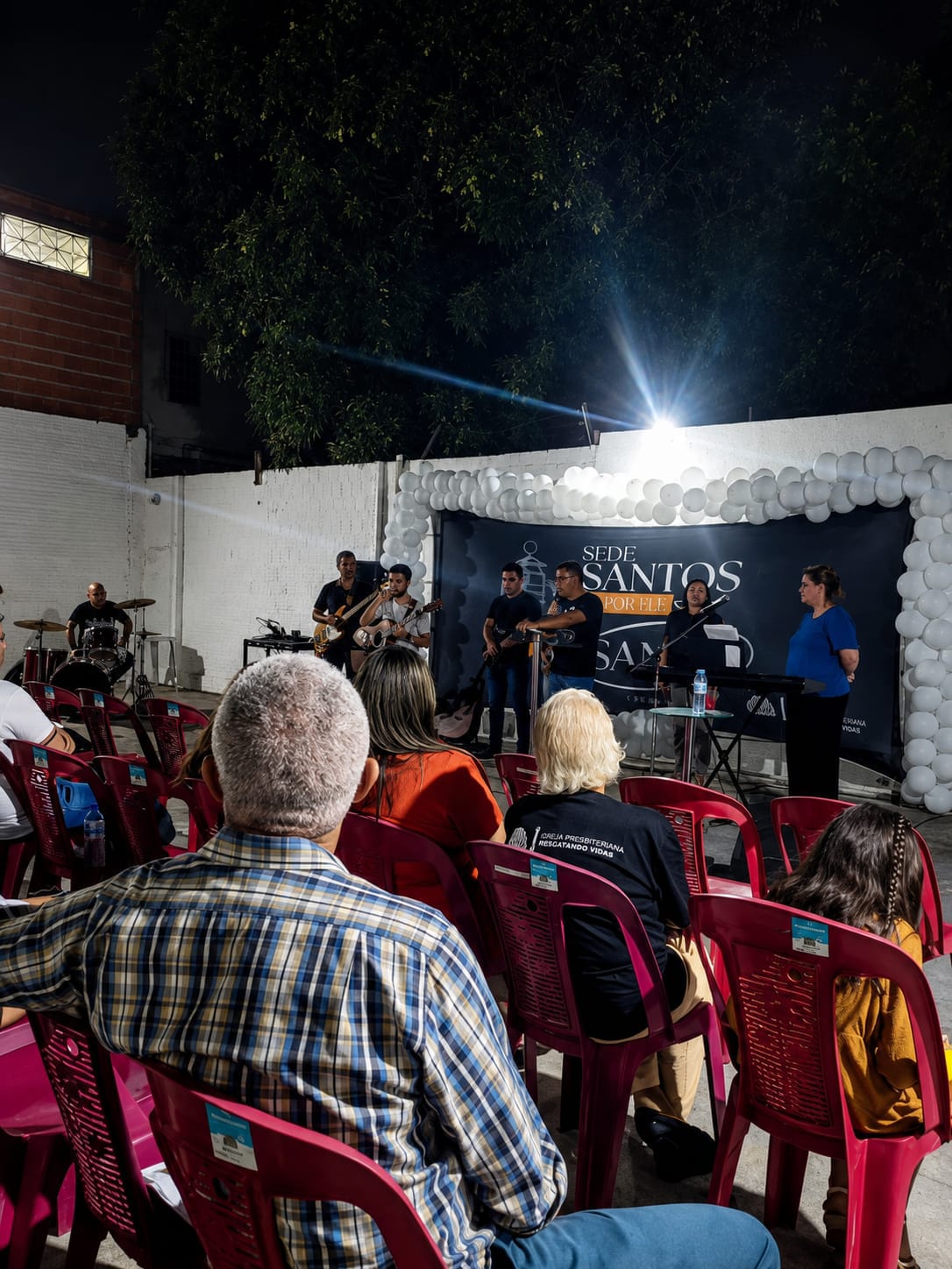 Culto noturno da IPRV com banda de louvor